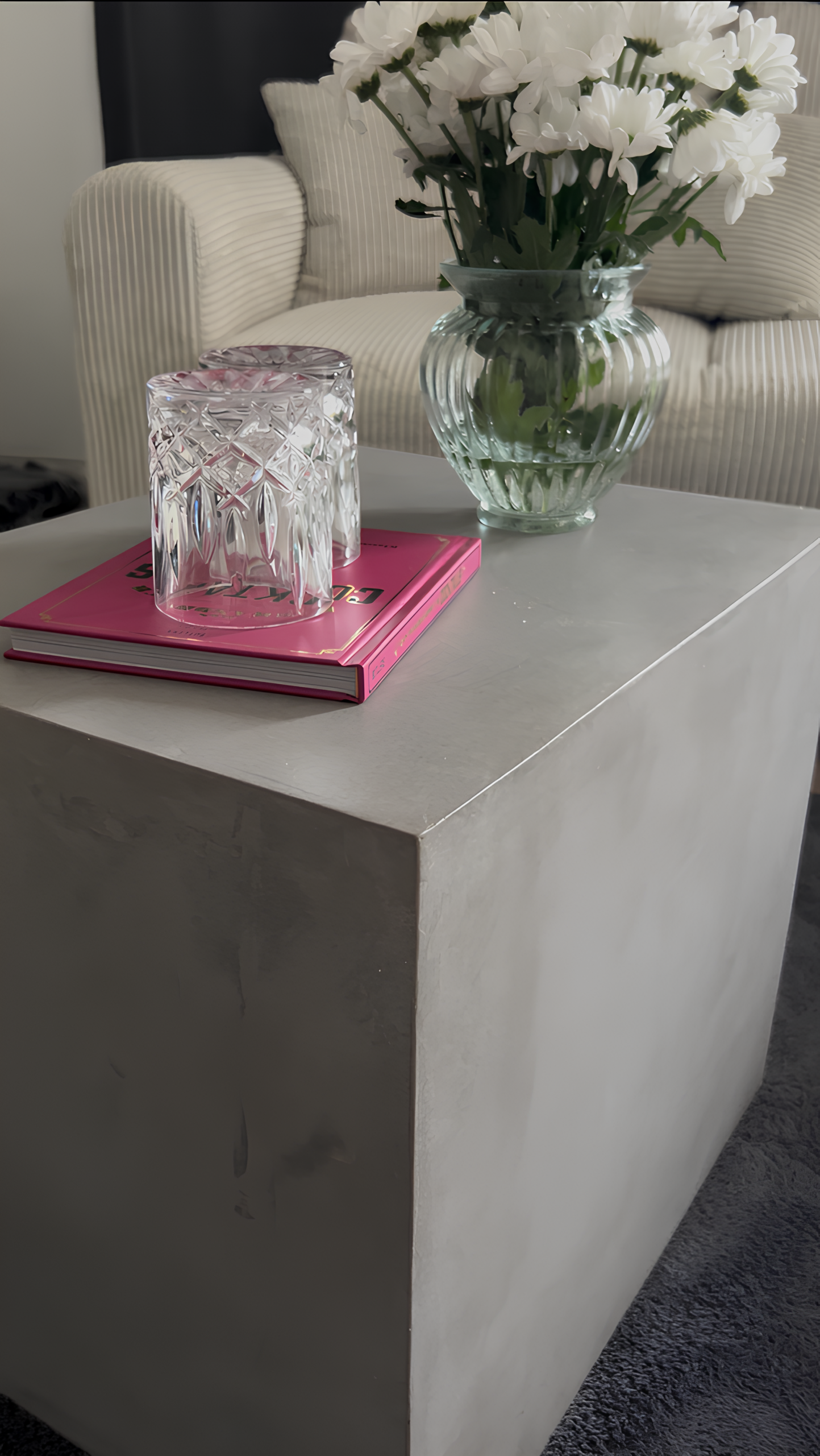 Moderner Tisch aus Architekturbeton. Handgefertigt, langlebig und stilvoll. - obrazek 3