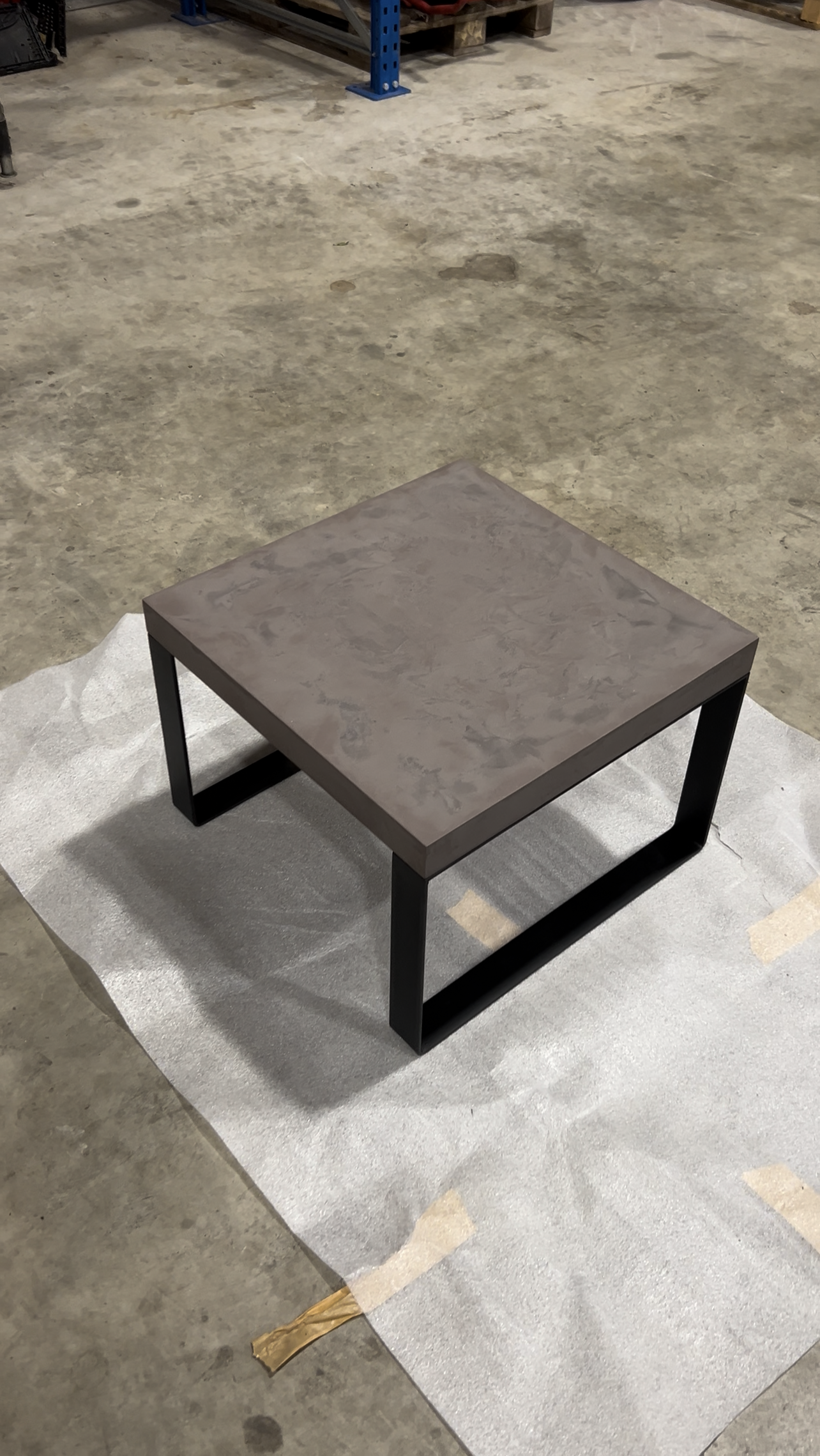 Moderner Tisch aus Architekturbeton. Handgefertigt, langlebig und stilvoll. - obrazek 5